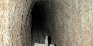 Tunnelinneres mit deutlichen Einsatzspuren von Spezialgeräten; Photo: SANA