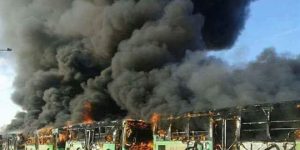 Brennende überfallene Evakuierungsbusse, Photo: SANA