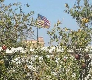 US-Flagge über Tal Abyaḍ - Photo: Sputnik News